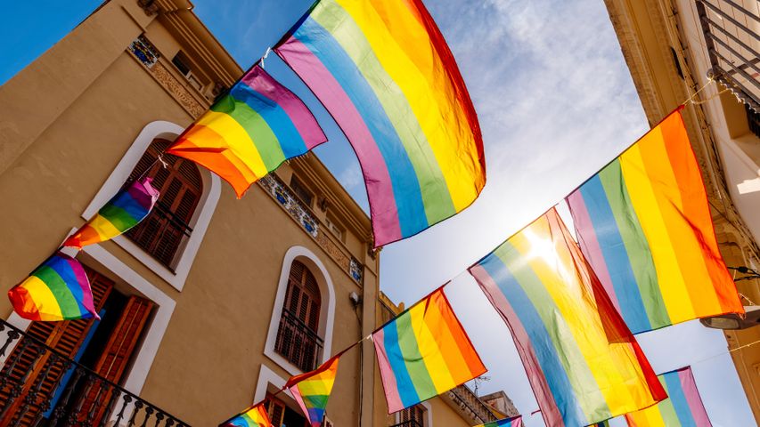 Calle con banderas del orgullo LGBTQI+, Sitges, Cataluña, España