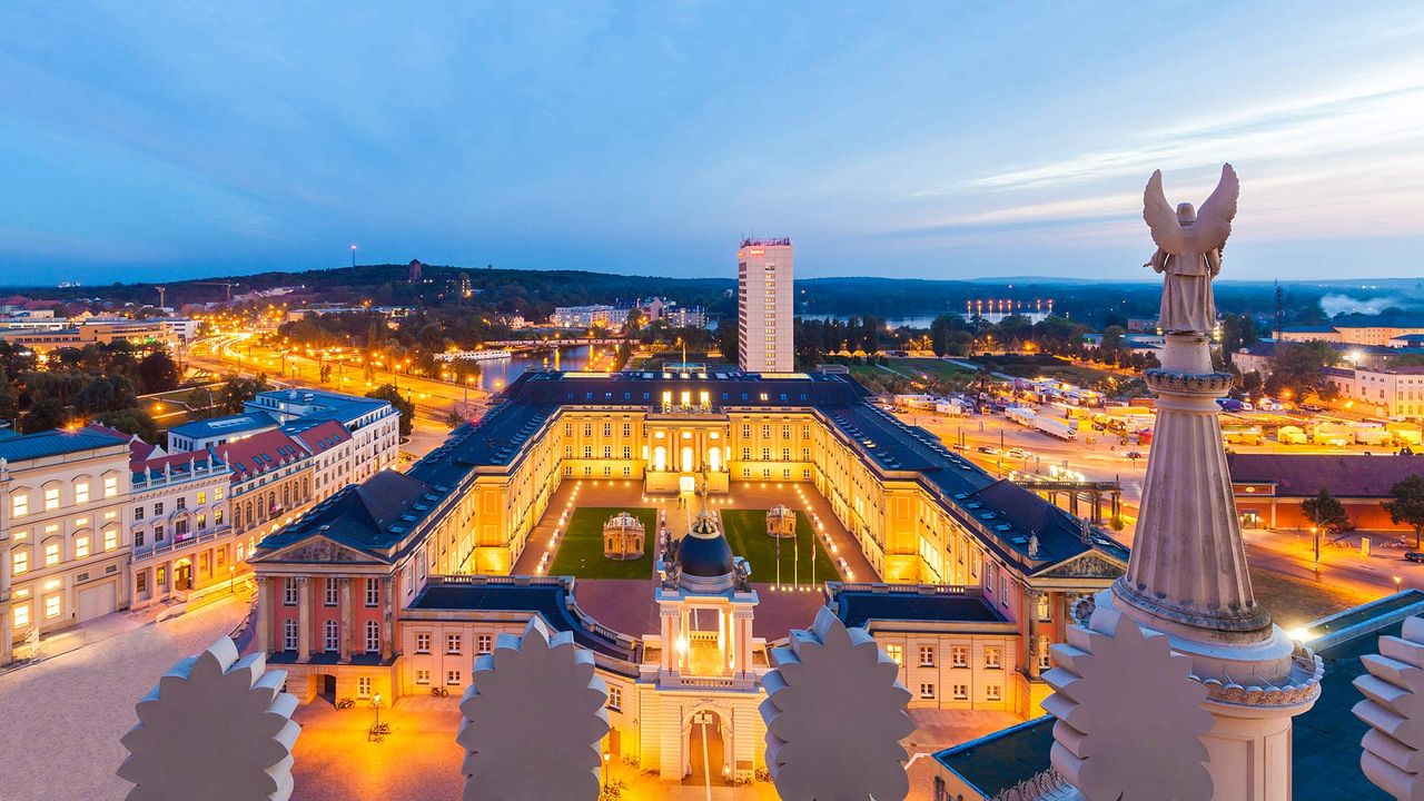 Blick von der Nikolaikirche auf das Stadtschloss mit dem Fortunaportal, Potsdam, Brandenburg