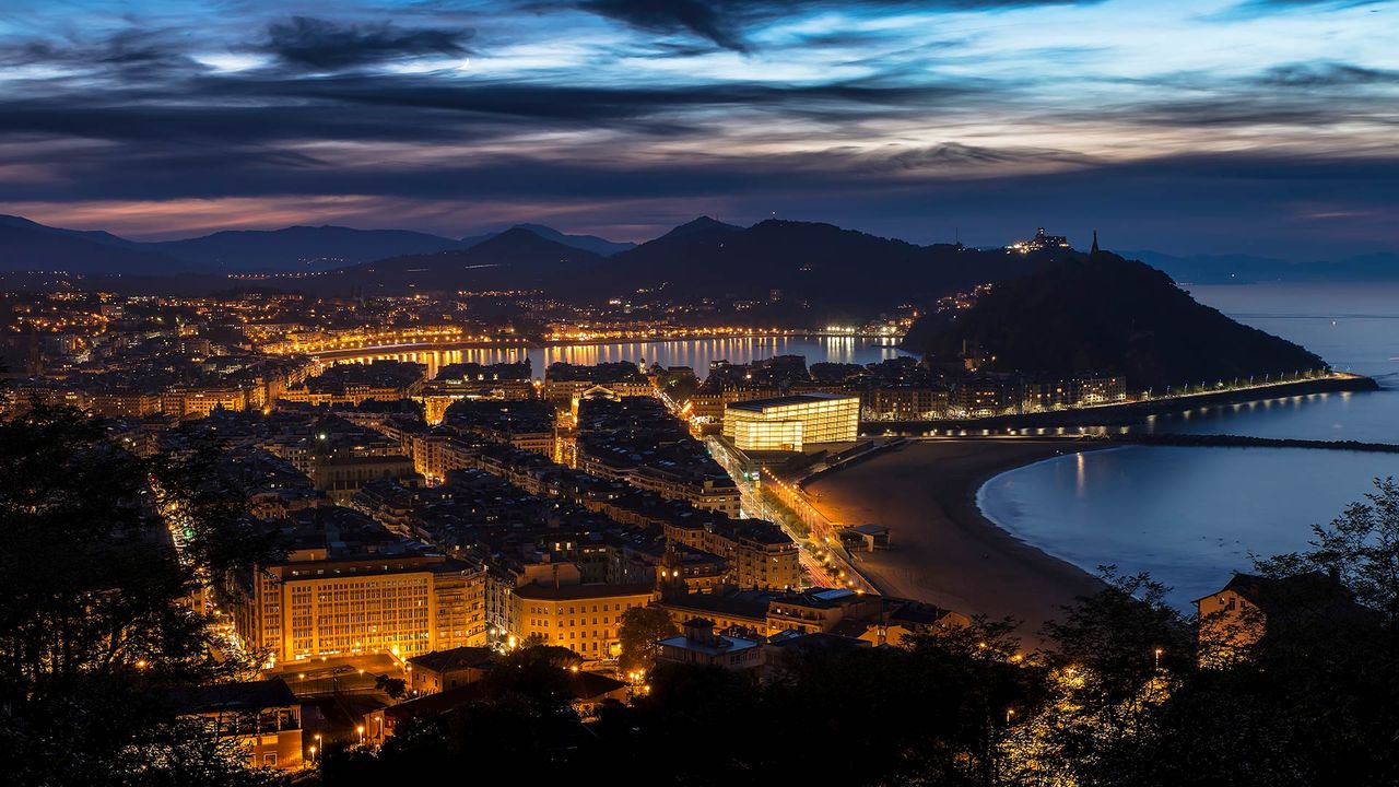 El Palacio Kursaal con la bahía de La Concha al fondo, en San Sebastián