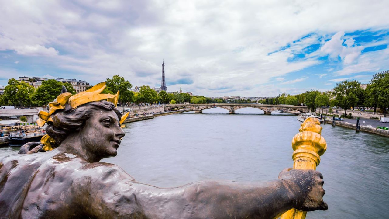Vue sur la Seine et la tour Eiffel depuis le pont Alexandre-III, Paris 