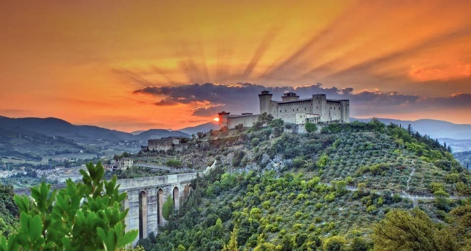 Sonnenuntergang bei der Rocca Albornoz, Spoleto, Italien