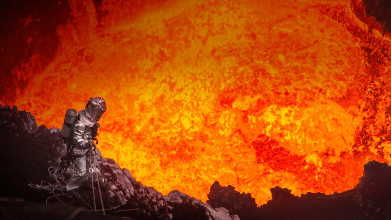 Кратер вулкана с лавой