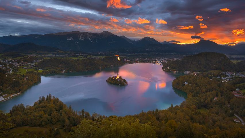 从奥索伊尼察观景点看日出时的布莱德湖，斯洛文尼亚