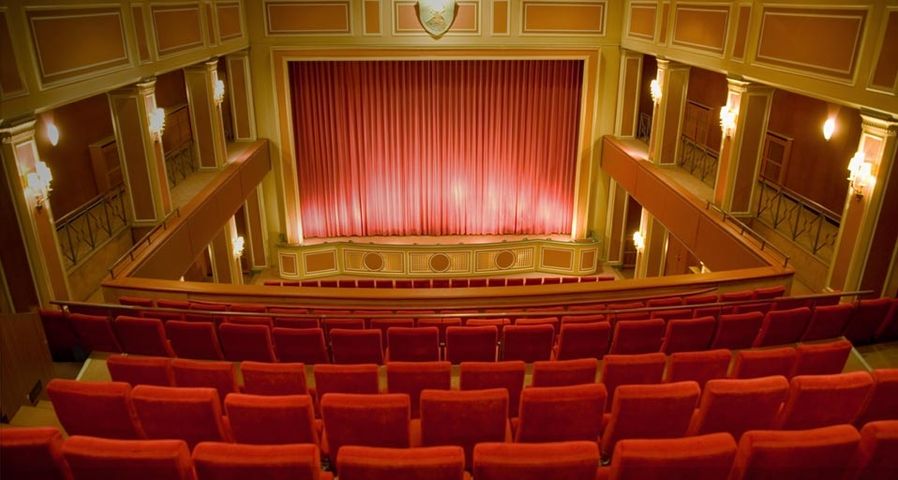 Blick auf die Bühne eines leeren Filmtheaters – altrendo images ©