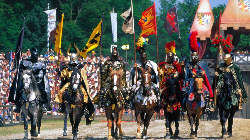 Ritter auf ihren Pferden während des Ritterturniers in Kaltenberg, Bayern, Deutschland