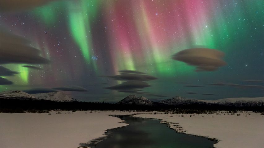 育空怀特霍斯附近的北极光，加拿大