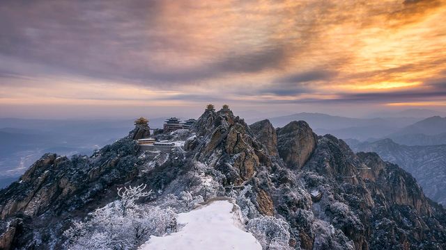 【今日小雪】老君山山顶上的寺庙夕阳美景,中国河南省洛阳市