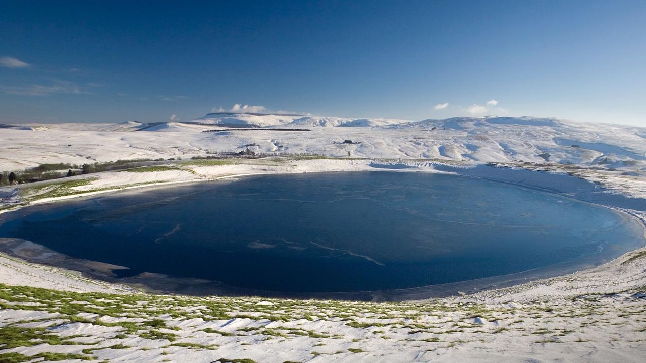 Lac d’En-Haut en hiver, La Godivelle, Puy-de-Dôme, Auvergne 