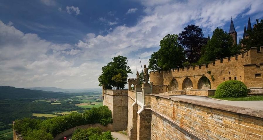 Burg Hohenzollern zwischen Hechingen und Bisingen , Baden-Württemberg, Deutschland – Walter Bibikow/JAI/Corbis ©