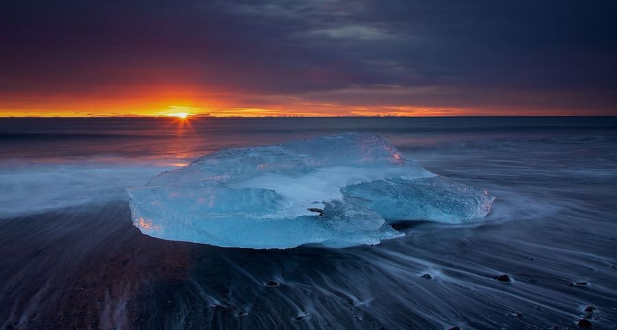 Sonnenuntergang über dem Gletschersee Jökulsárlón auf Island – Ivan Meljac ©