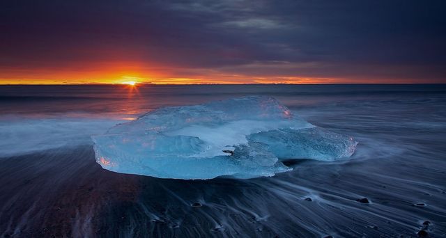 Sonnenuntergang über dem Gletschersee Jökulsárlón auf Island – Ivan Meljac ©
