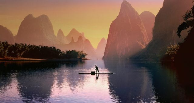Ein Fischer wirft bei Guilin sein Netz aus, China – SIME / eStock Photo ©
