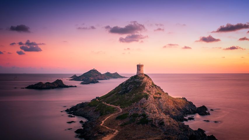 Coucher de soleil sur la tour Génoise de la Parata et les Iles Sanguinaires, Ajaccio, Corse
