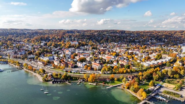 Luftaufnahme des Starnberger Sees im Herbst, Bayern