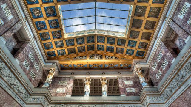 Innenansicht der Walhalla mit den Karyatiden auf der Empore, Donaustauf, Bayern