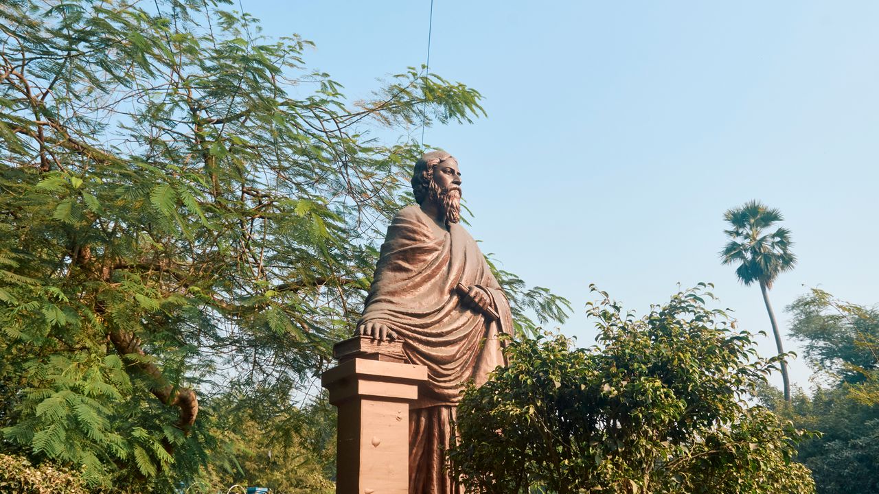Statue of Rabindranath Tagore at Rabindra Sarobar, West Bengal