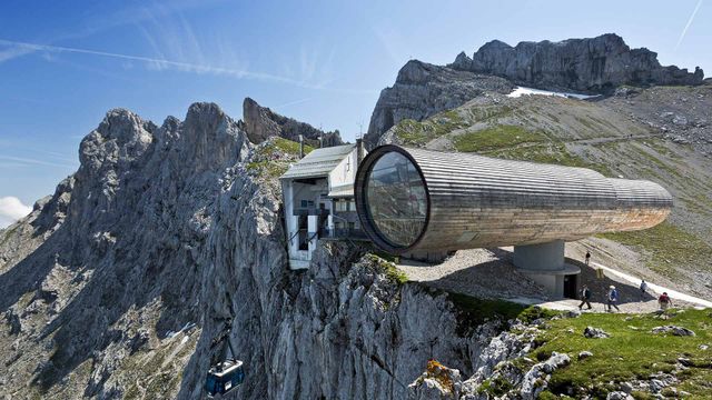 Natur-Informationszentrum Bergwelt Karwendel mit der Bergstation der Karwendelbahn und der Westlichen Karwendelspitze, Mittenwald, Bayern