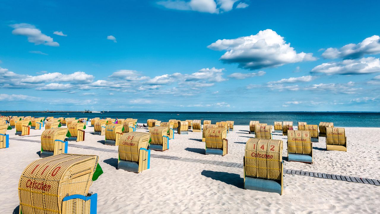 Strandkörbe am Ostseestrand von Grömitz, Schleswig‑Holstein
