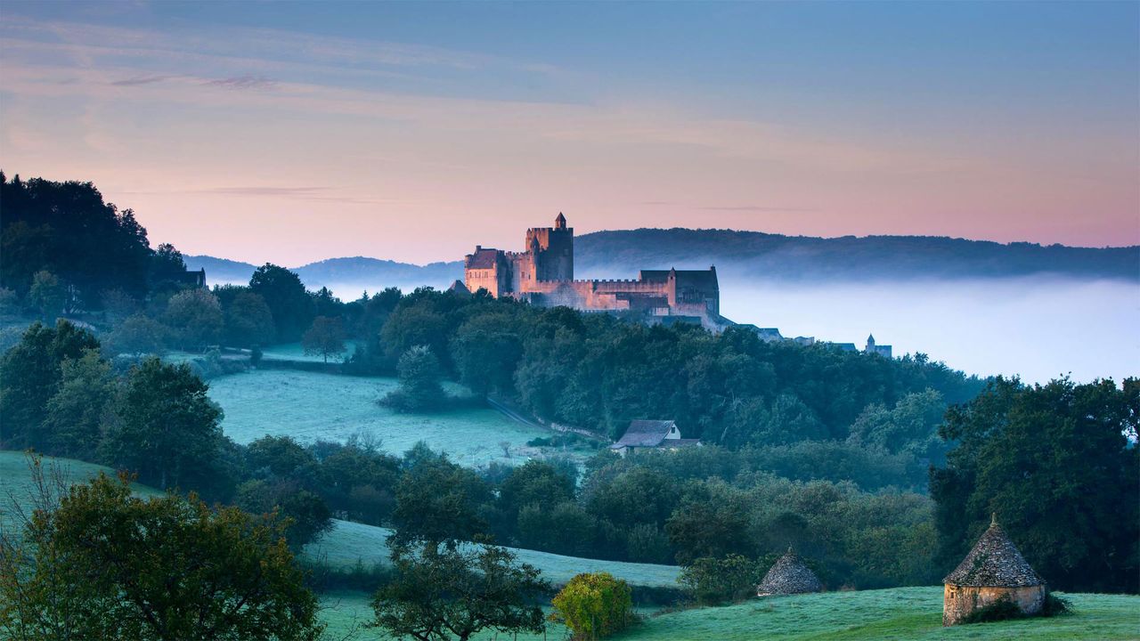 Château de Beynac über dem Tal der Dordogne in Frankreich