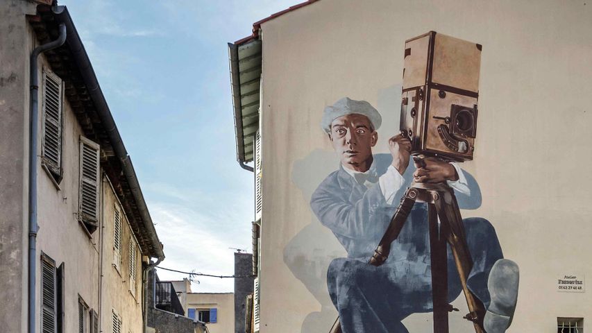 Fresque representant Buster Keaton, le cameraman, Cannes