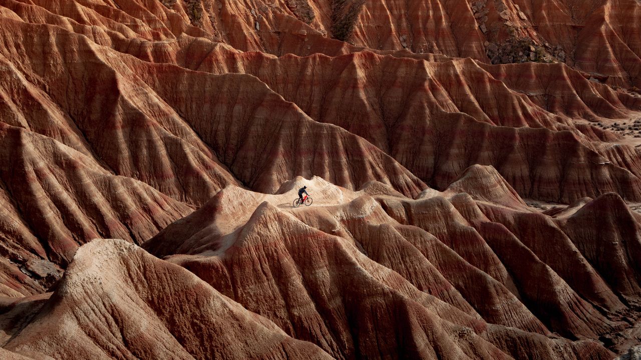 Radfahrer in den Bardenas Reales, einem Naturpark und Biosphärenreservat in Navarra, Spanien