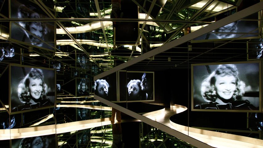 Spielfilmszenen auf Bildschirmen im Spiegelsaal der Deutschen Kinemathek am Potsdamer Platz, Berlin, Deutschland