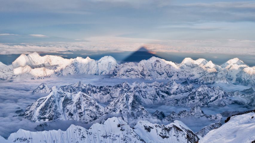 Ombre de l’Everest au-dessus de l’Himalaya au Népal