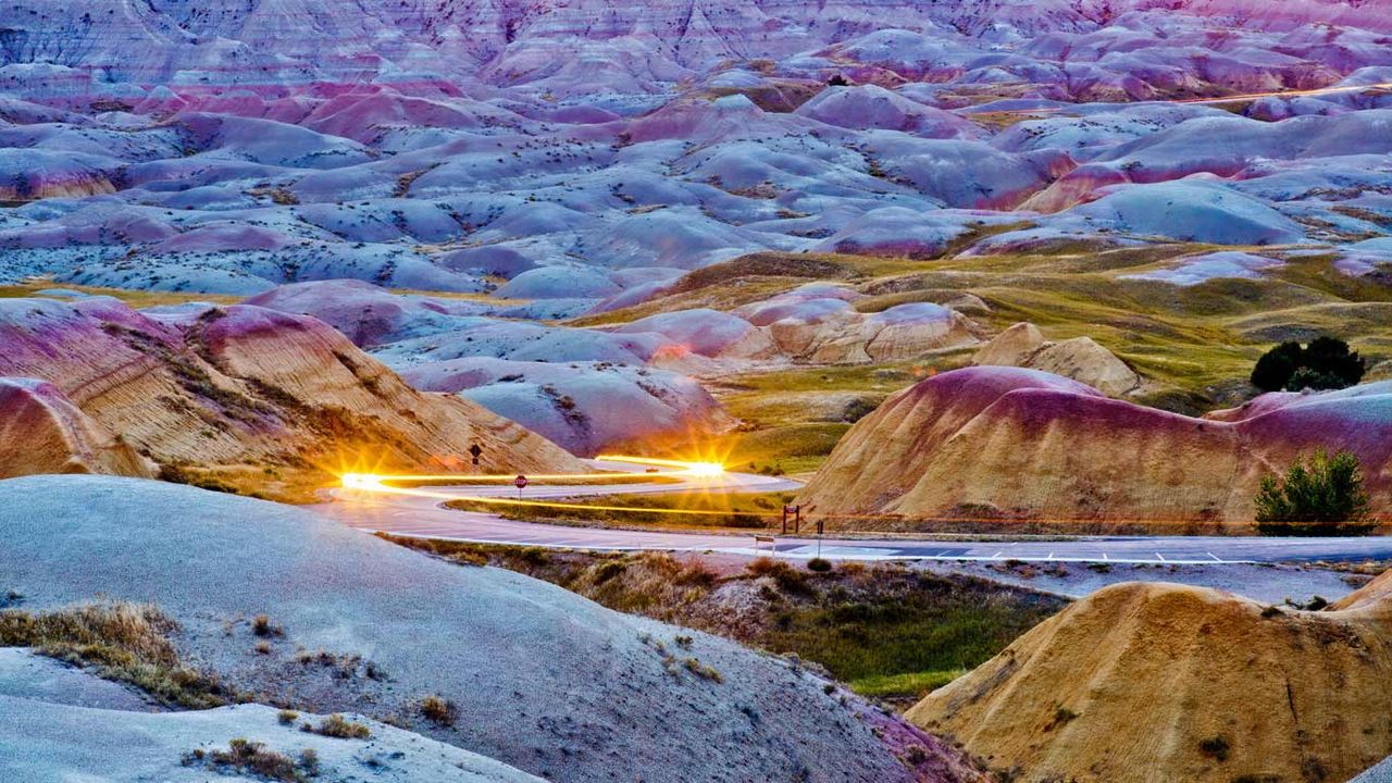 南国の風景画 疾驶穿梭在恶土国家公园的车灯光线，南达科他州- Bing Gallery