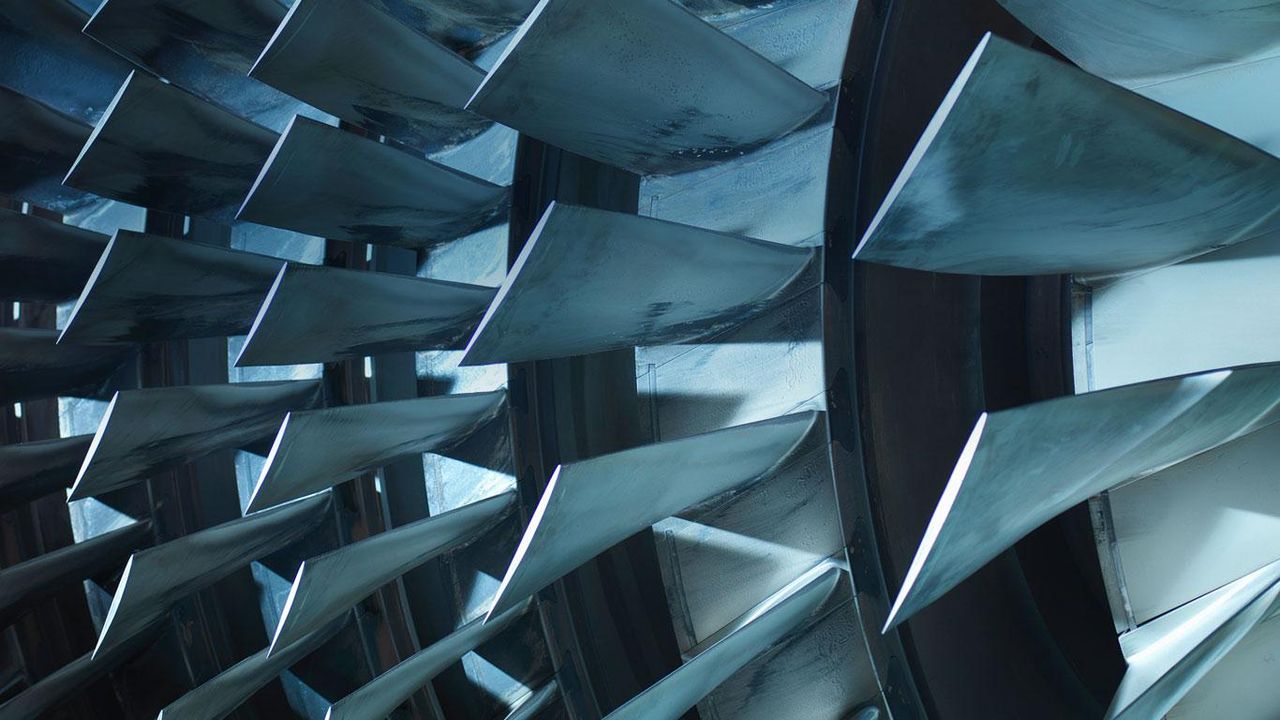 Detail einer Dampfturbine in einem Kraftwerk