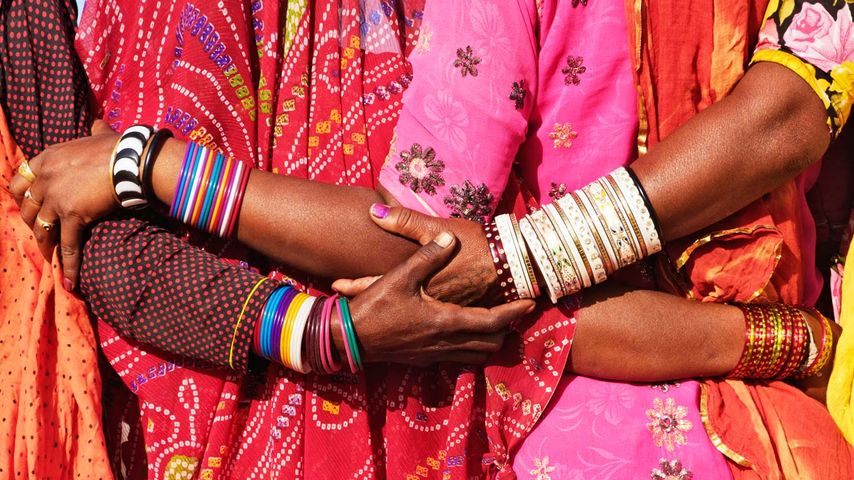 身着传统印度服饰的妇人紧靠在一起