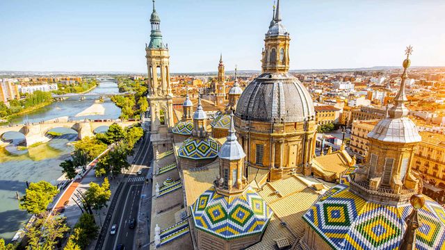 Las agujas de la Basílica del Pilar junto al río Ebro a su paso por Zaragoza