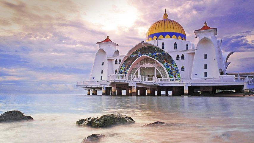 日落时分，马六甲海峡边的清真寺