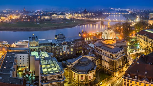 Blick von der Frauenkirche auf die Altstadt und die Elbe, Dresden, Sachsen