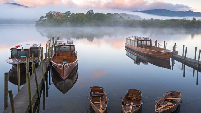 「ダーウェントウォーターに浮かぶボート」イギリス, カンブリア
