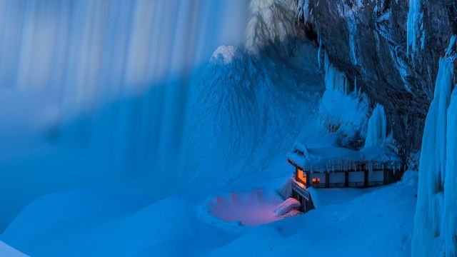 Plateforme d’observation “Journey Behind the Falls” en hiver, chutes du Niagara, Ontario, Canada 
