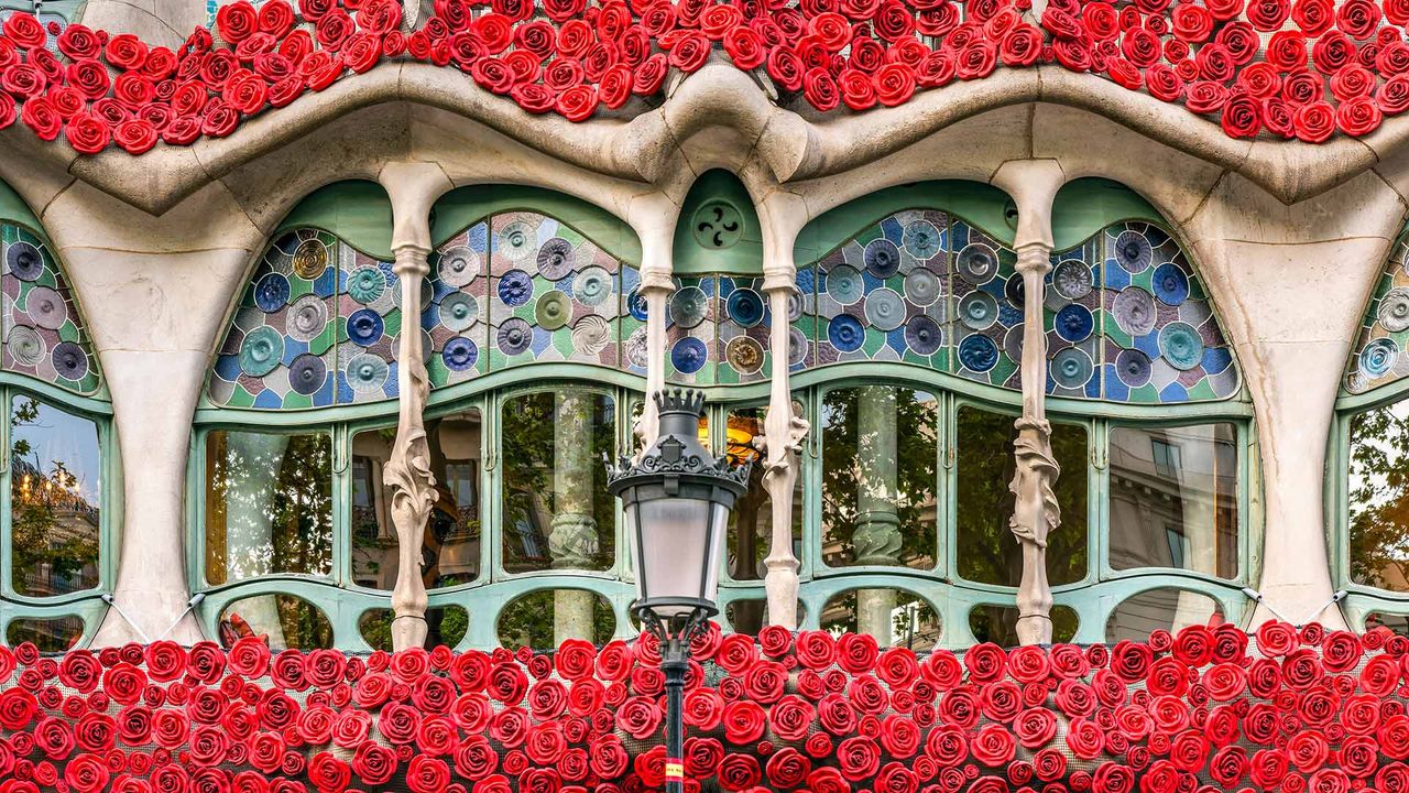 Casa Batlló decorada con rosas artificiales, Barcelona