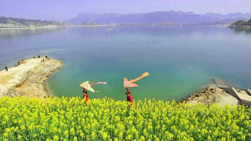 2012年3月24日湖北宜昌秭归县，在三峡大坝附近放风筝的游人