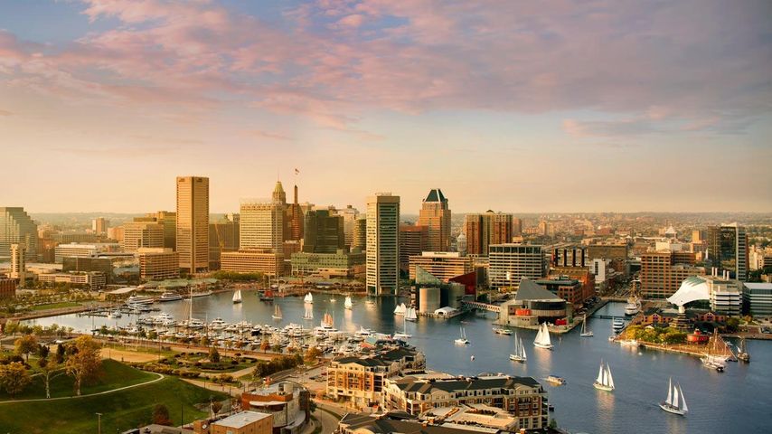 Port intérieur (Inner Harbor) et gratte-ciels de Baltimore, Maryland, États-Unis