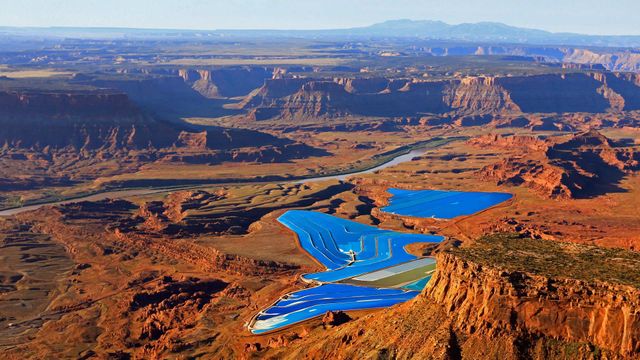 Kalisalz-Verdunstungsbecken in der Wüste nahe Moab, Utah, USA 