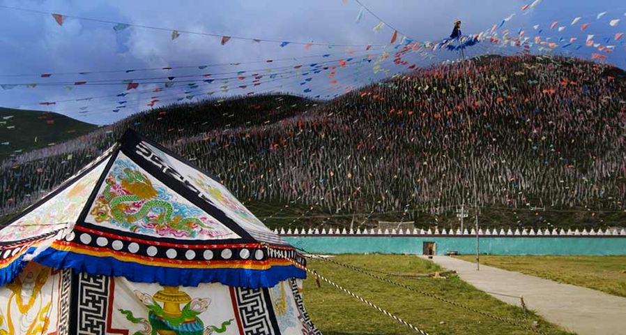 Tente et drapeaux de prière dans les prairies de Tagong, Sichuan, Chine