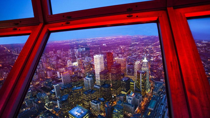 Blick vom Fernsehturm CN Tower auf die Skyline von Toronto, Kanada 