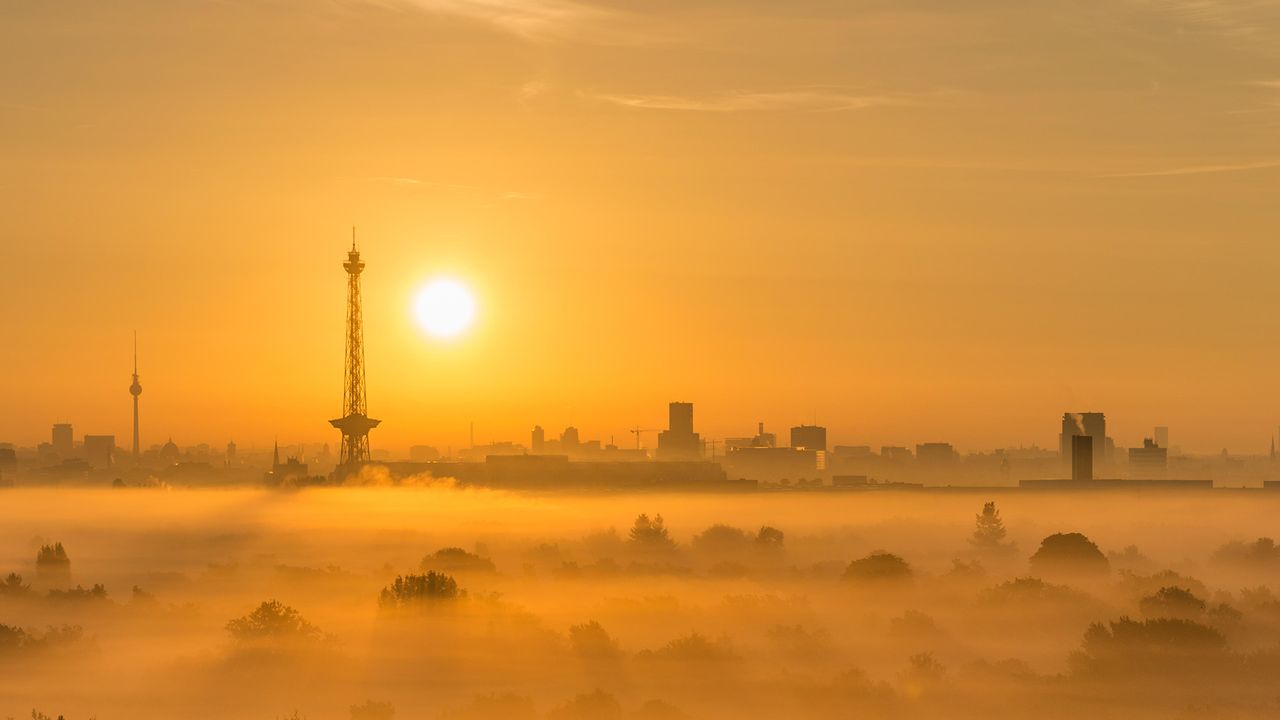 Berliner Skyline mit Funkturm bei Sonnenaufgang 