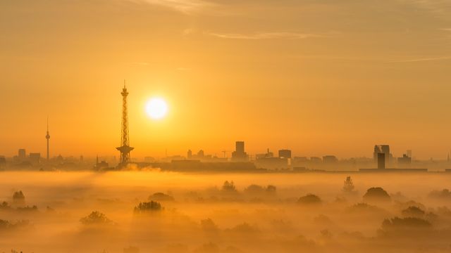 Berliner Skyline mit Funkturm bei Sonnenaufgang