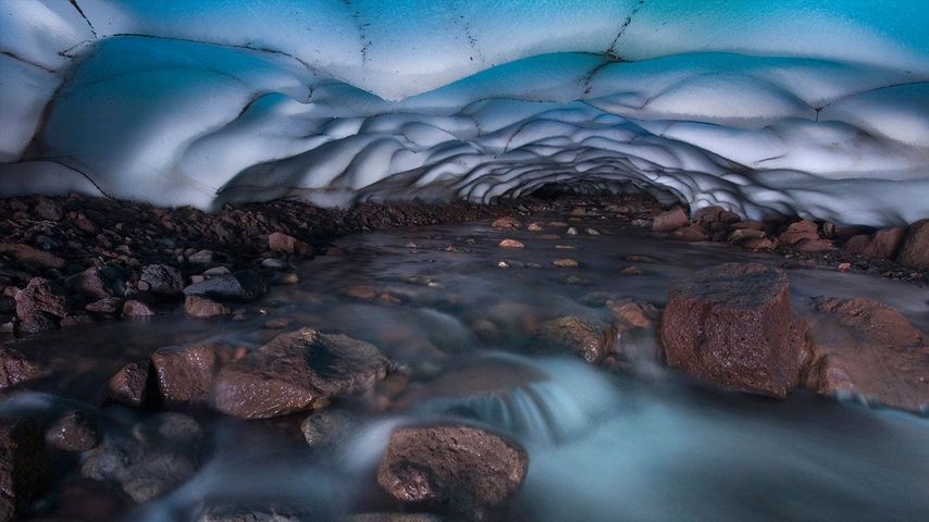 Grotte de glace et ruisseau dans la réserve intégrale Three Sisters, Oregon, États-Unis