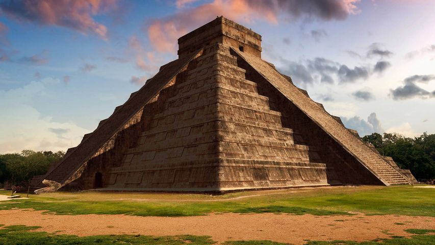 秋分时日的卡斯蒂略金字塔，墨西哥奇琴伊察