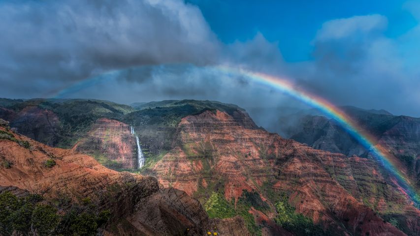 Arco-íris sobre Waimea Canyon e Waipo'o Falls, Kauai, no Havaí, nos EUA