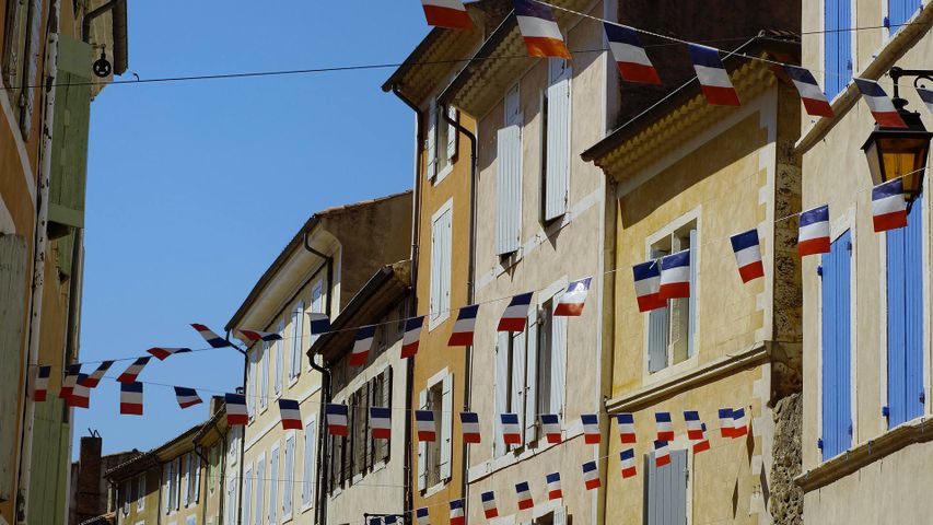 Fanions de drapeaux de la France décorant des immeubles à l’occasion du 14 juillet, Dieulefit, Auvergne-Rhône-Alpes, France 