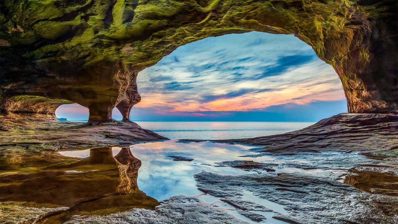 Höhle im Uferschutzgebiet Pictured Rocks National Lakeshore, Oberer See, Michigan, USA
