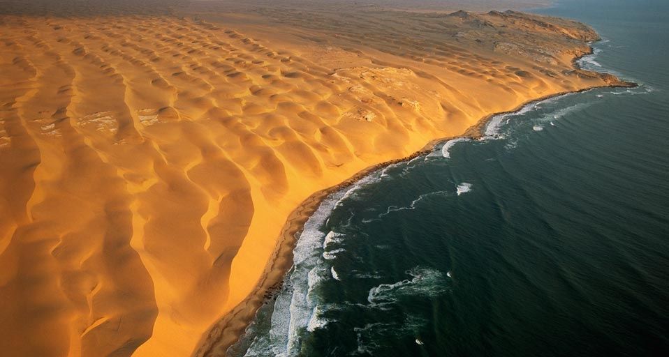 Die sogenannte Skelettküste nördlich von Swakopmund, Namibia – George Steinmetz/Corbis ©