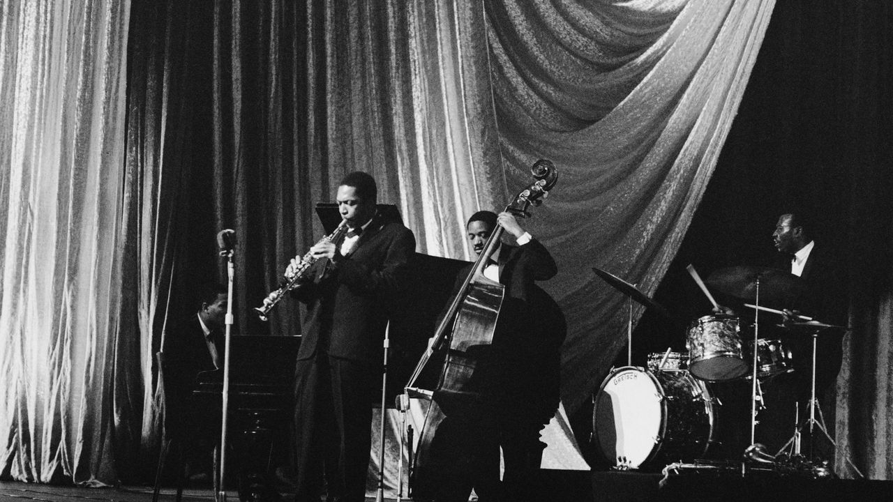 Saxofonista John Coltrane e sua banda se apresentando em 1961 em Londres, Inglaterra